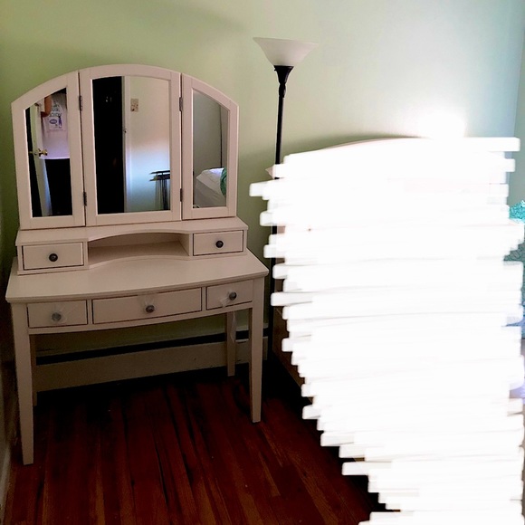 Raymour & Flanigan 2-piece Vanity with Hutch - Picture 1 of 1